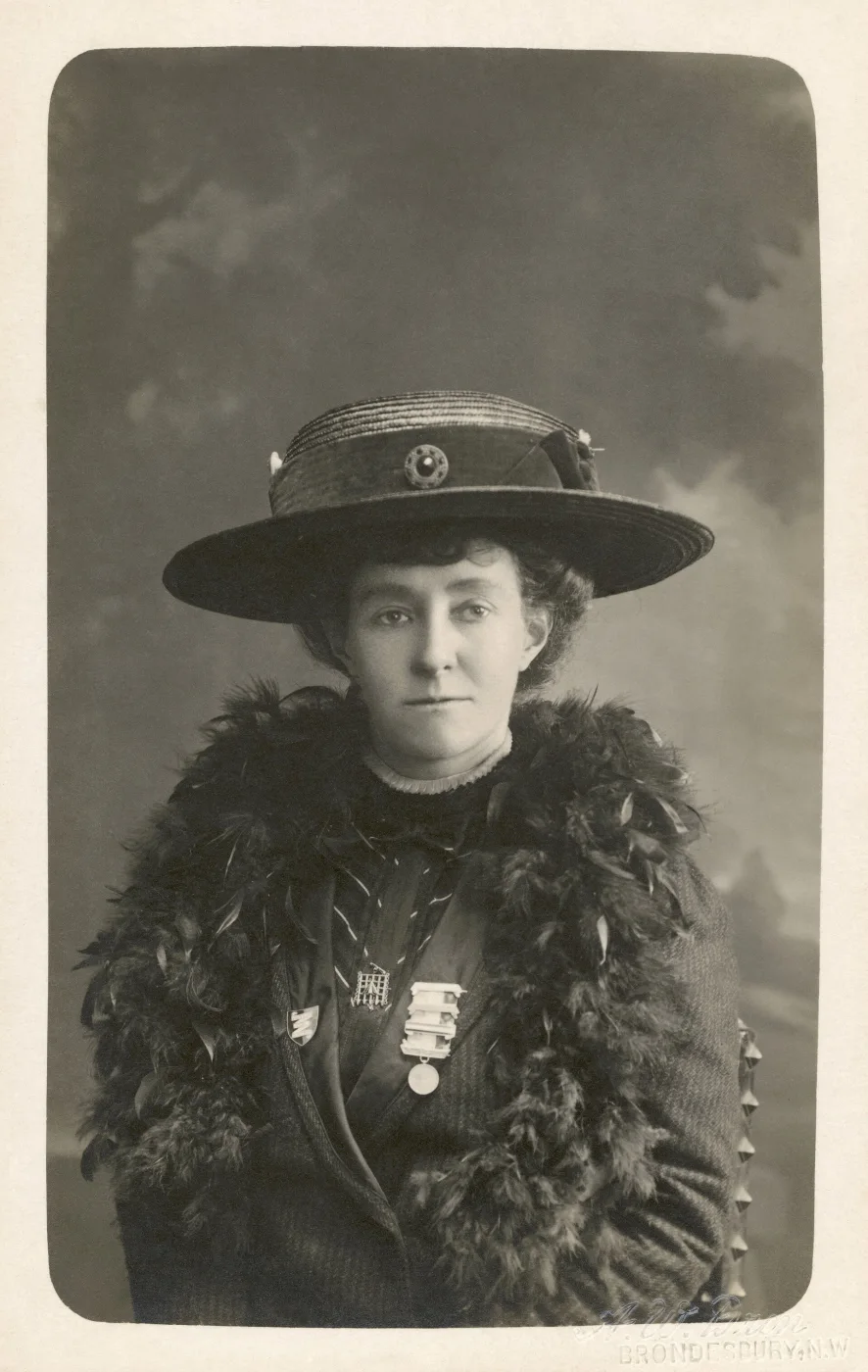 Emily Davison dies at the Epsom Derby historical image 1